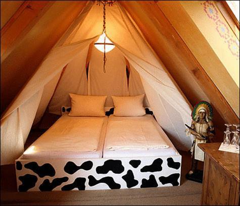 Knopf Und Knopf Erlebniswelt Hotel Warthausen Стая снимка